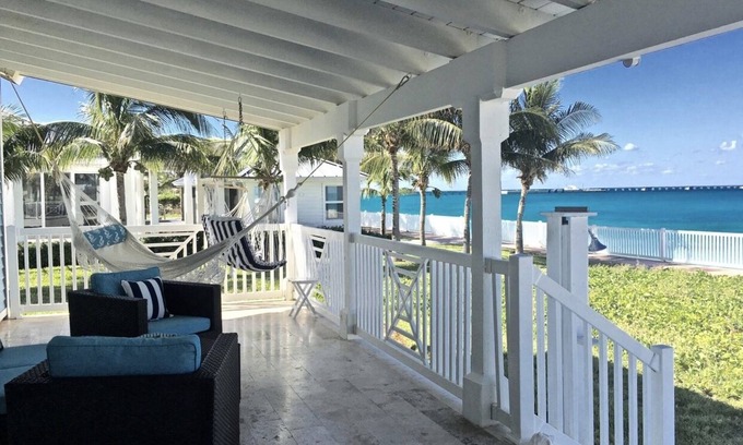 Alice Town Maison | Blue Beach Front Home at Resort World