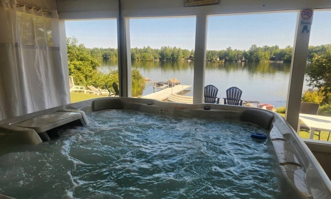 Middleton Maison | Blue Breeze - Private lakefront w/ Hot Tub