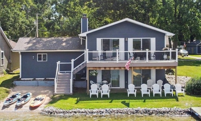 Canadian Lakes Maison | Blue Bungalow - Charming Lakefront Cottage in Canadian Lakes - Sleeps 8