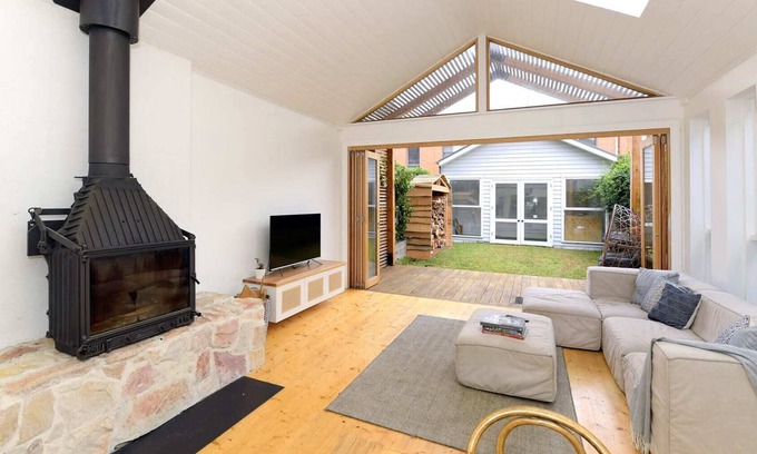 Footscray Maison | Blue Door - 3BR Unit in the heart of Footscray