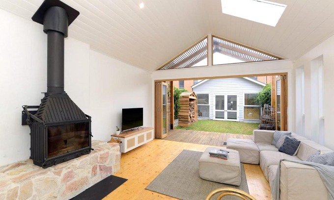 Footscray Maison | Blue Door - 3BR Unit in the heart of Footscray