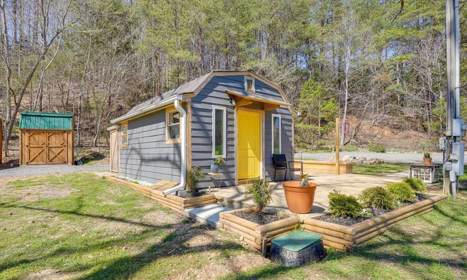 Rising Fawn Appartement | 'Blue Dream' Cabin in Rising Fawn w/ Fire Pit!