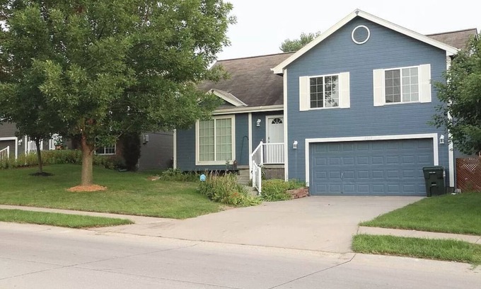North Central Omaha Maison | Blue Getaway