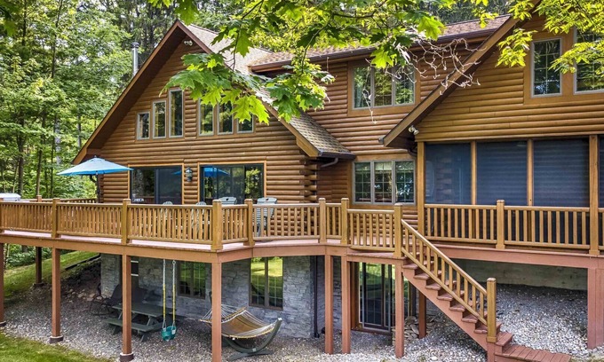 Ovid Maison | Blue Heron Lodge- Lakefront luxury with boat dock