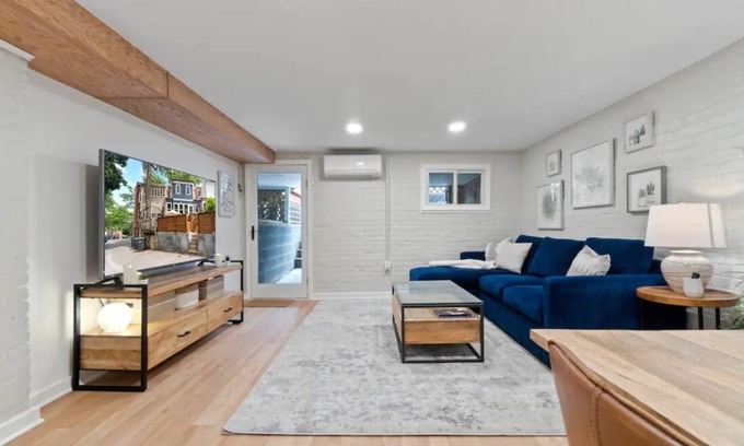 Mount Pleasant Maison | Blue House by the Zoo - Mt. Pleasant-AdMo-CoHi