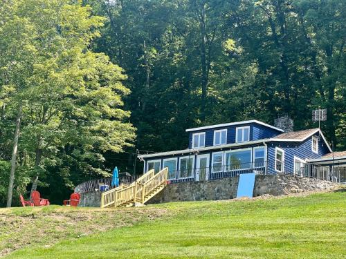 New Fairfield Chalet De Ski | Blue House, King Bed, Grill, Pool Table, Air Hockey, Ping Pong
