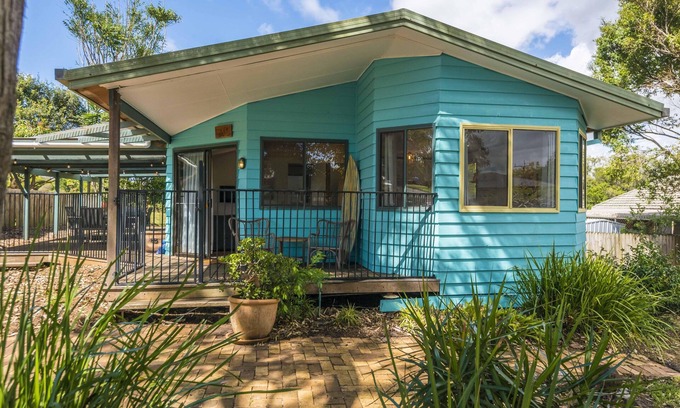 North Creek Maison | Blue House Surf Shack - Pet Friendly - Pet Friendly Authentic Beach House