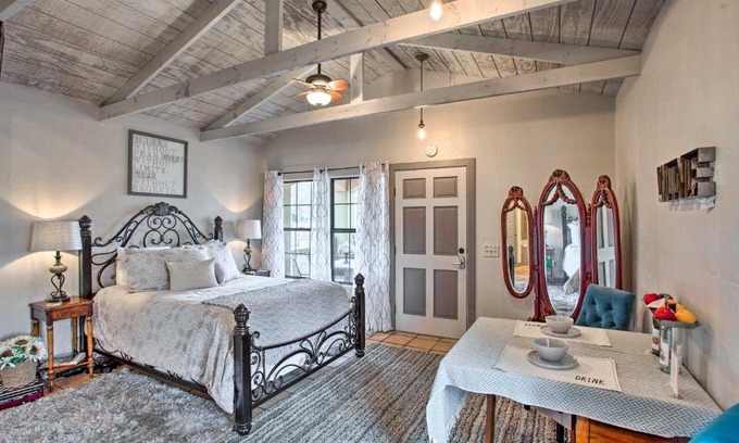 Pittsburg Appartement | Blue Jay Cottage - Pittsburg Studio on Winery!