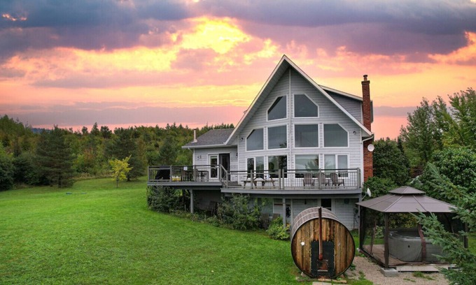 Meaford Chalet De Ski | ★ 3000 sq/f ★ Private ★ Sauna ★ Fire Pit ★ Hot tub