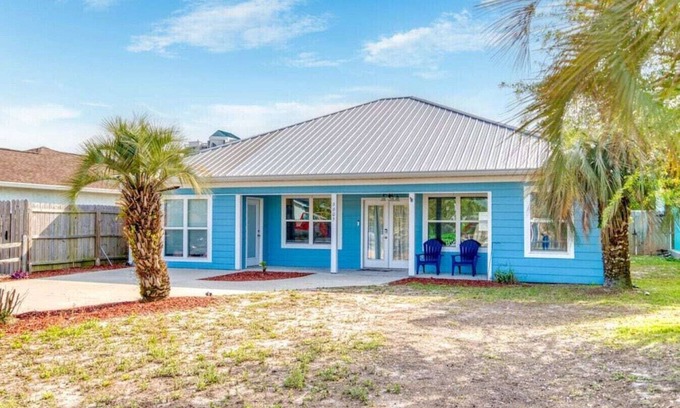 Holiday Beach Maison | Blue Oasis Private Home | 4 Bedrooms Sleeps 9 | Short Walk to the Beach