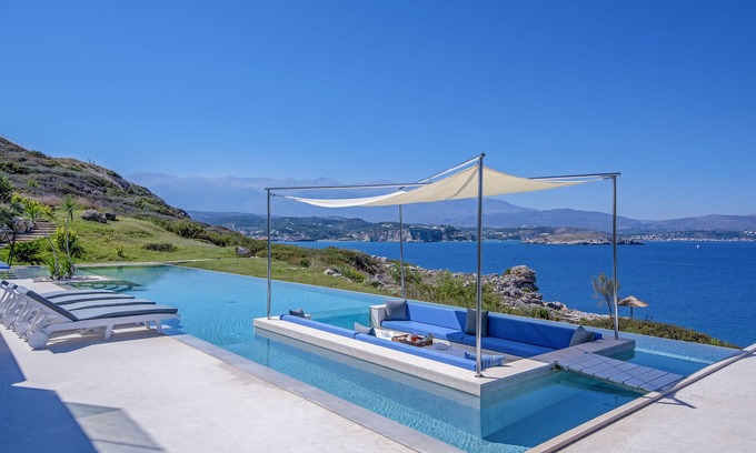 Plaka Maison | Luxueux domaine en bord de mer sur cinq acres de terrain aménagé.