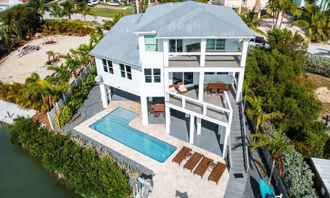 Cutthroat Harbor Estates Maison | BLUE PEARL - 5 Bedroom/ 4 Bathroom Pool, Kayak, Bike, Canal Front w/ Boat Lift