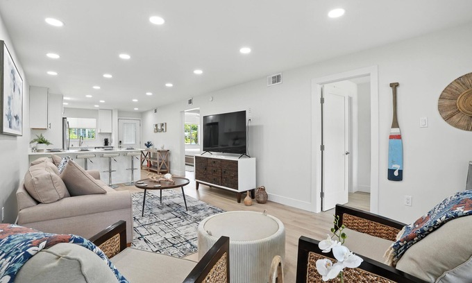 Royal Harbor Copropriété | Blue Pointe 2 BDRM/2 Bath Canal Front