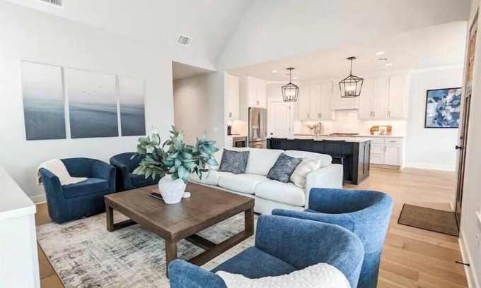 Waco Maison | Blue Retreat on 5th - 3.5 Bathrooms!