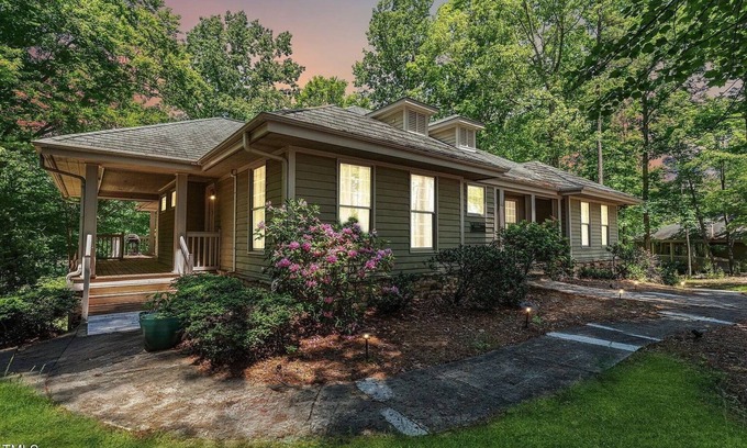 Chapel Hill Maison | Blue Ridge Cottage at the Governor's Club