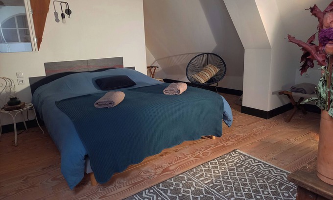 Angiens Lit Et Petit-Déjeuner | Blue room for 4 people at "Maison Silleron". Breakfast included. 5*