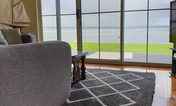 Tumby Bay Maison | Blue Seas provides absolute beach front in the heart of Tumby Bay