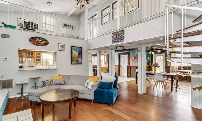 Villa Segunda Maison | Blue Seashell! Comfort & Convenience Two Blocks from Gulf! Classic Beach Home!