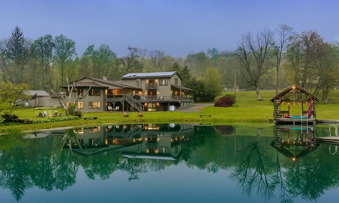 Allenwood Cabine | BLUE WATER LODGE ~ Sleeps 30 ~ Stunning Pond w/ Fish