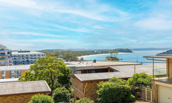 Shoal Bay Appartement | Blue Waters, 2 59 Ronald Ave - water views Linen aircon Wi-Fi