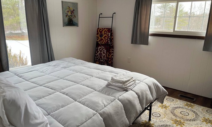 Bryant Pond Maison | Blue Yodel: Comfortable spot on 36 acres with brookside wood-burning sauna