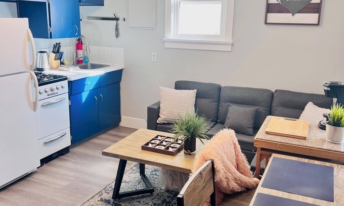 Bankview Appartement | BLUEBERRY - 1 Bedroom/1 Bath Suite in Bankview, Calgary (Sleeps 2)