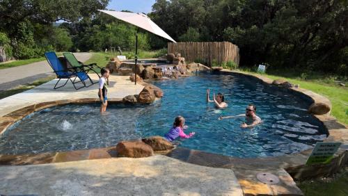 Uvalde Maison | Bluebird Hill and Star Suite home
