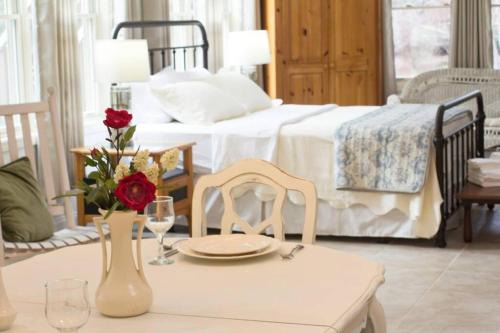 Asheville Appartement | Bluebirds Nest 10 Min to AVL Biltmore hot tub cont bkfst sparkling water