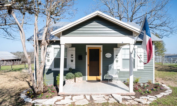 Burton Maison | Bluebonnet Bungalow near Roundtop 1940s farmhouse with 2022 comfort