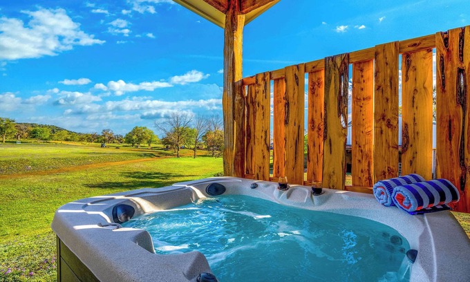 Comfort Maison | Bluebonnet Cottage, Hot tub, Sleeps 4 with Views!
