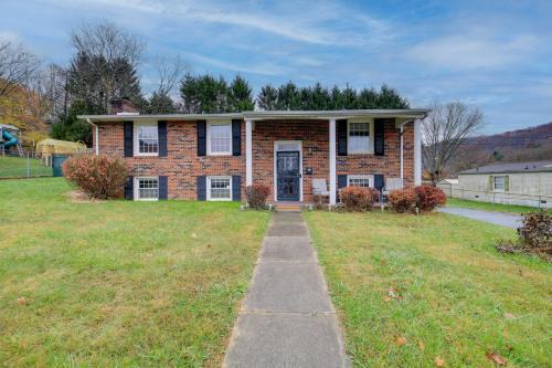 Bluefield Maison | Bluefield Home with Covered Deck - Near Parks!