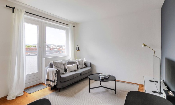 Roßau Appartement | Blueground | Alsergrund, balcony, nr Votivkirche
