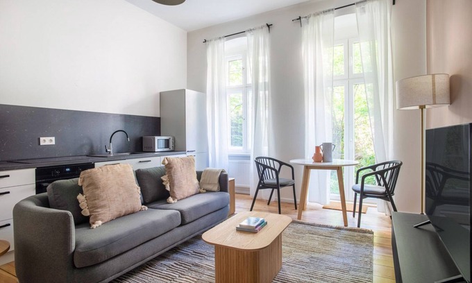 Alt-Treptow Appartement | Blueground | Alt-Treptow, balcony, nr Spreeufer