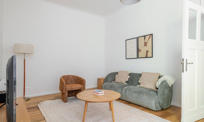 Alt-Treptow Appartement | Blueground | Alt-Treptow, view, nr Treptower Park