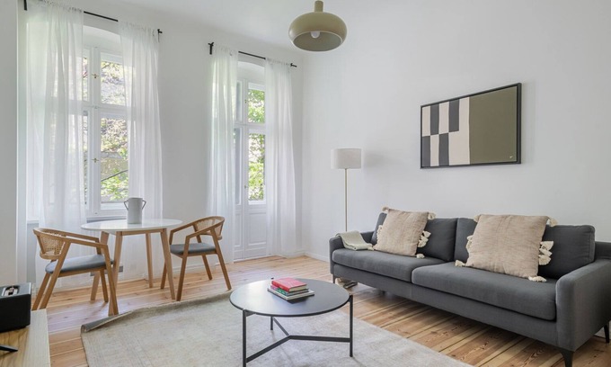 Alt-Treptow Appartement | Blueground | Alt-Treptow, balcony, nr Spreeufer