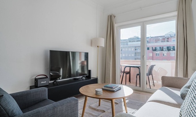 Avenida de Roma Appartement | Blueground | Alvalade, AC & balcony, nr museum
