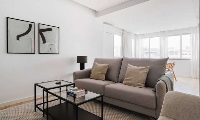Alvalade Appartement | Blueground | Alvalade, AC & balcony, nr museum
