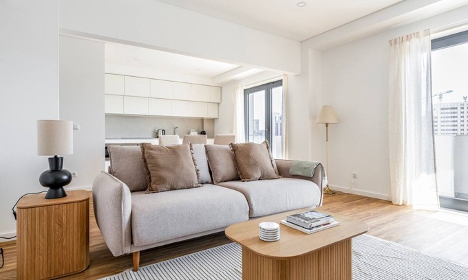 Casal da Ladeira Appartement | Blueground | Alvalade, balcony, nr Campo Pequeno