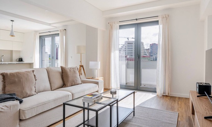 Casal da Ladeira Appartement | Blueground | Alvalade, balcony, nr Campo Pequeno