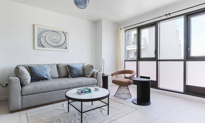 Levallois-Perret Appartement | Blueground | Anatole-France, furnished & equipped