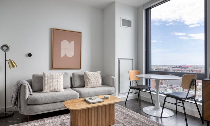 Central-Maverick Square - Paris Street Appartement | Blueground | Central-Maverick Square, pool, nr Boston Harbor