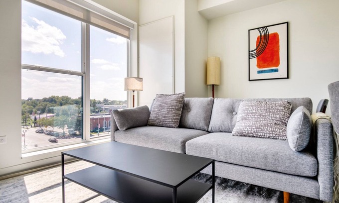 Elmhurst Appartement | Blueground | Elmhurst, pool, nr Elmhurst Art Museum