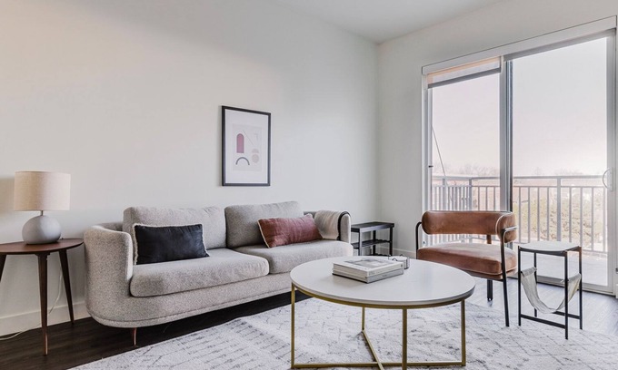 Elmhurst Appartement | Blueground | Elmhurst, pool & gym, nr parks
