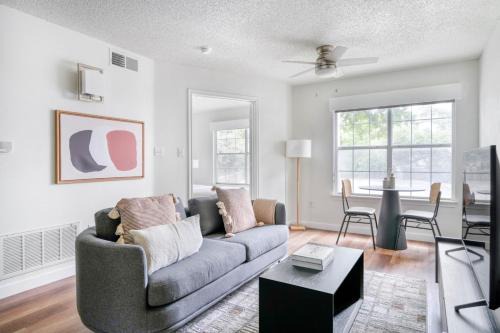 Gateway Appartement | Blueground Gateway pool gym near movies ATX-250