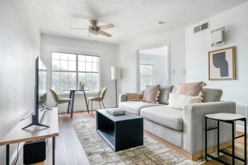 Gateway Appartement | Blueground Gateway pool gym close to shops ATX-252