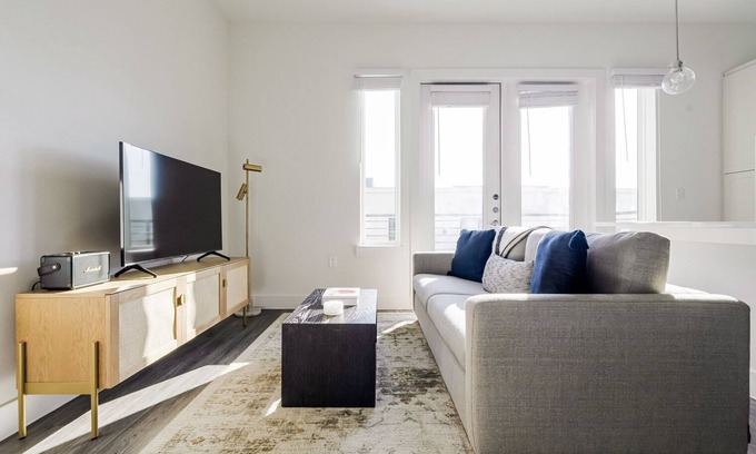 Highland Appartement | Blueground | Highland, pool, w/d, gym, nr Domain