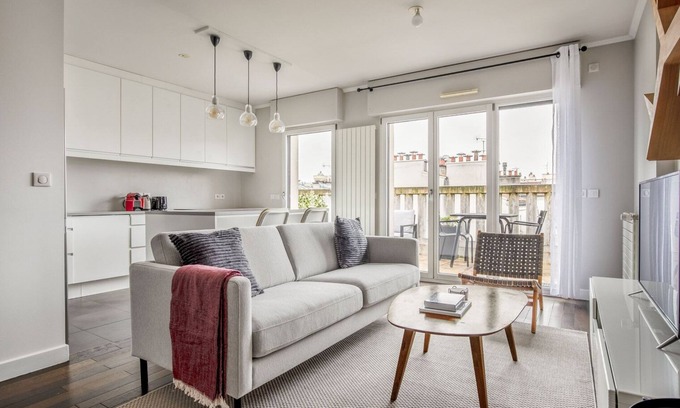 Levallois-Perret Appartement | Blueground | Levallois Perret, balcony, nr offices