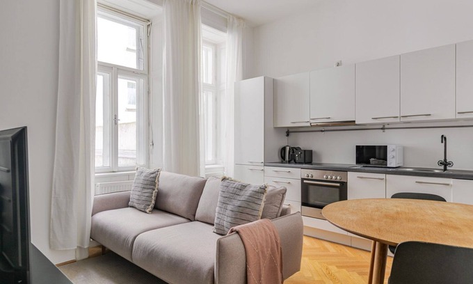 Schottenfeld Appartement | Blueground | Neubau, washer/dryer, nr Museum