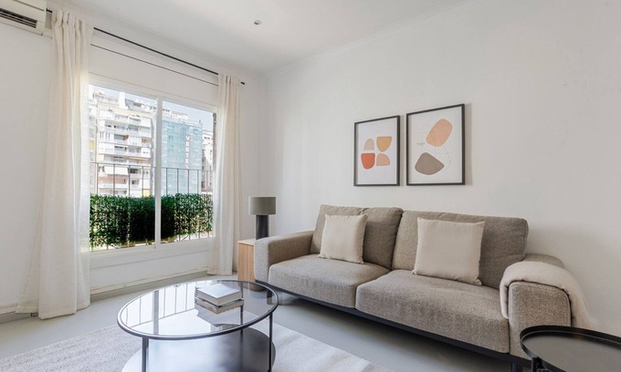 Les Corts Appartement | Blueground | Pedralbes, AC & w/d, nr Camp Nou