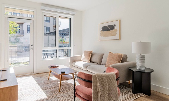 Pleasant Hill Appartement | Blueground | Pleasant Hill, balcony, nr Park